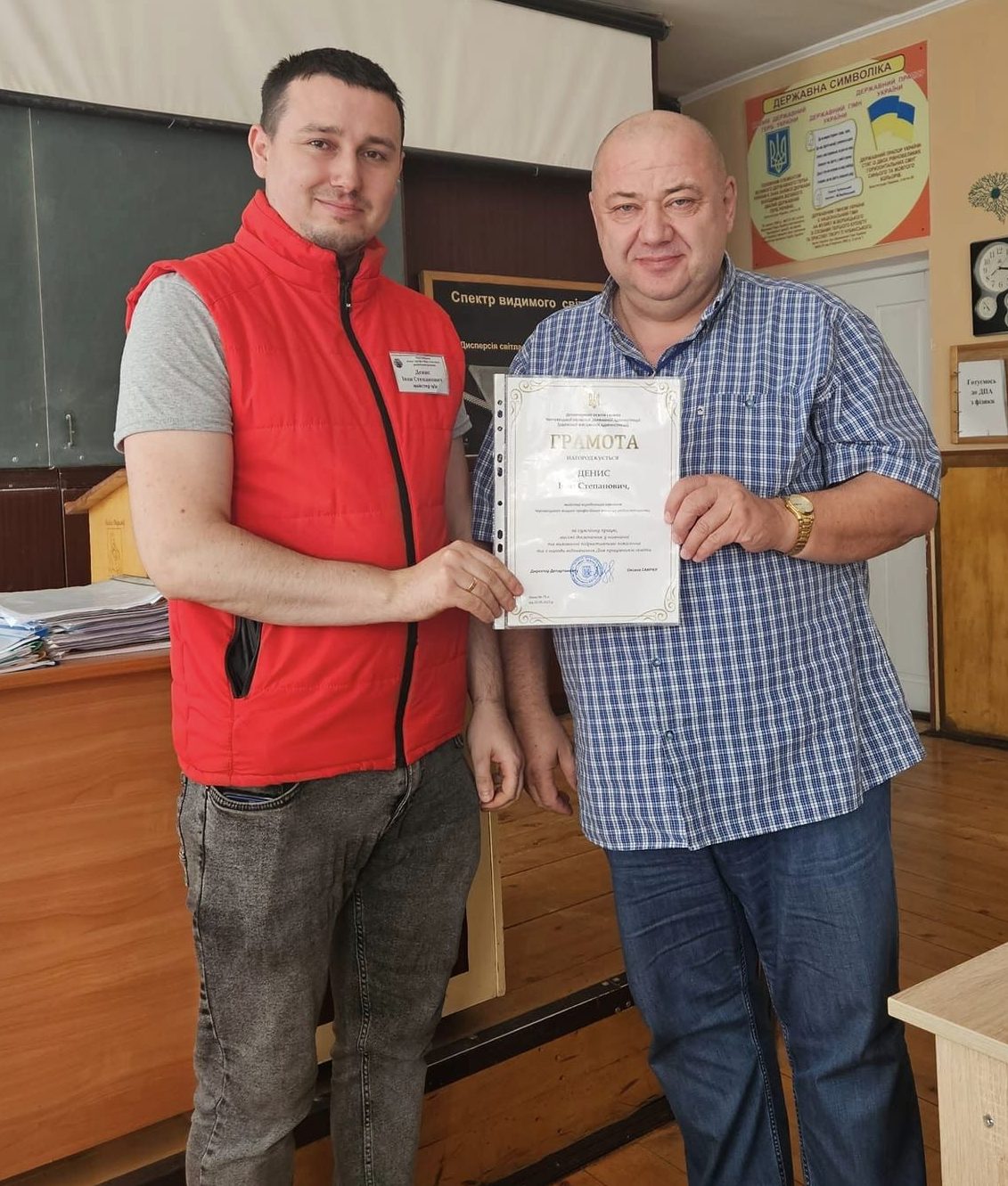 Колектив Чернівецького вищого професійного училища радіоелектроніки щиро вітає майстра виробничого навчання Івана ДЕНИСА з нагородою